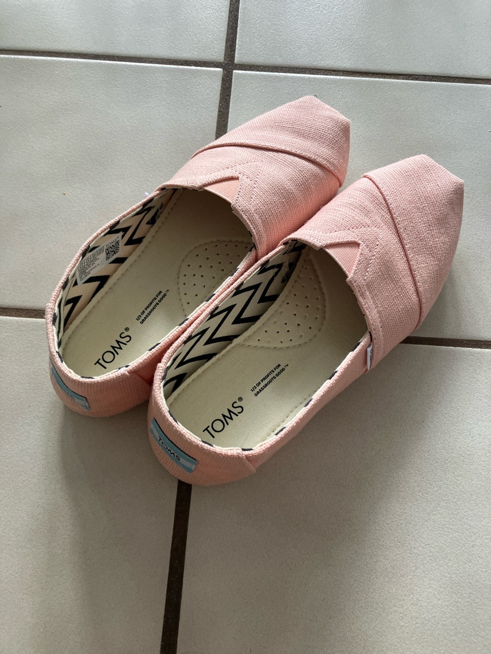 TOMS women’s 6.5 Light Pink Canvas Slip-On Moccasins